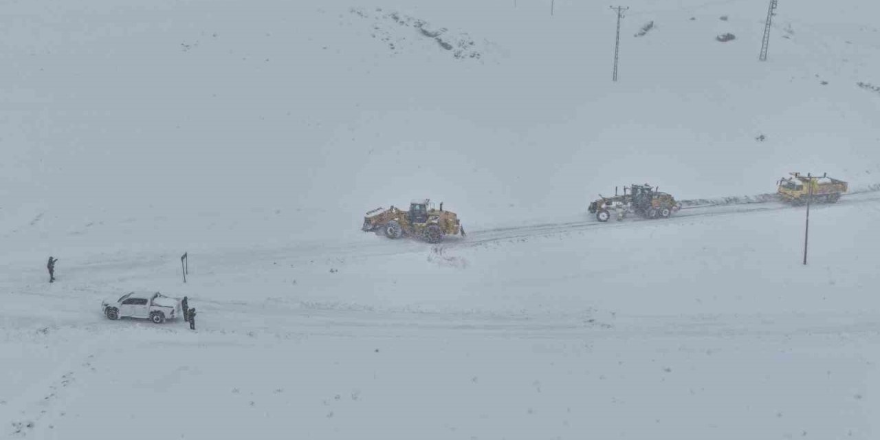 Van’da kardan dolayı kapanan 569 yolun 506’sı açıldı