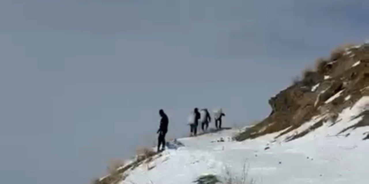 Zirveye şefkat tırmanışı: Yüksekova’da dağ keçileri için metrelerce karı aştılar