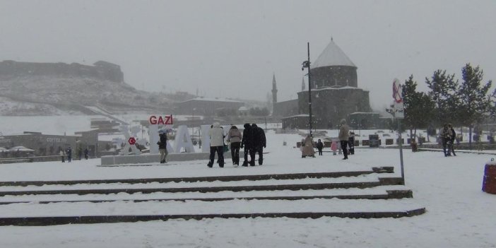 Kars’ta yoğun kar yağışı: Vatandaşlar kar altında halay çekti