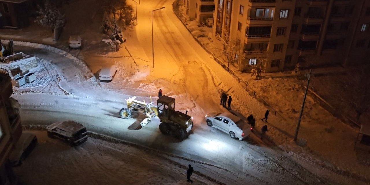 Darende Belediyesi’nin kar mesaisi sürüyor