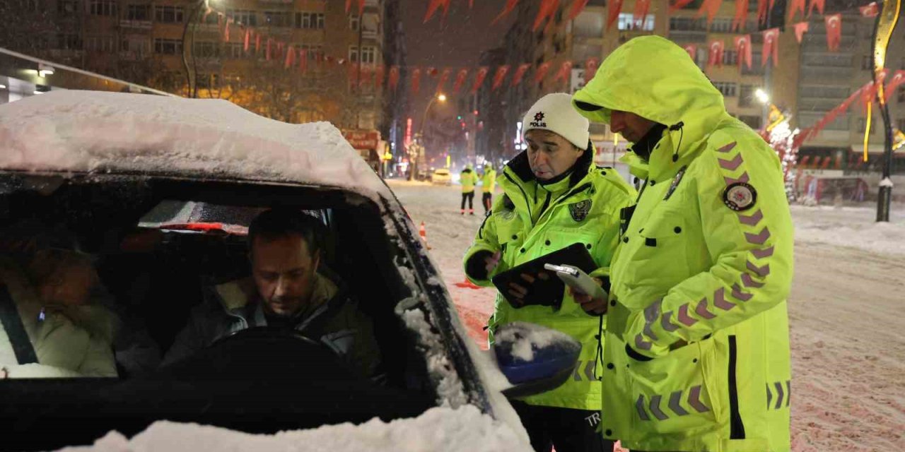 Yeni yılın ilk saatlerinde polis ekiplerinden denetim