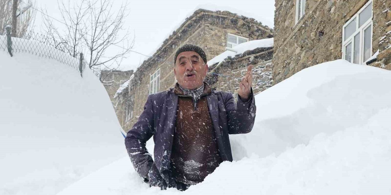 Bahçesaray’da 71 yerleşim yerinin yolu kardan kapalı