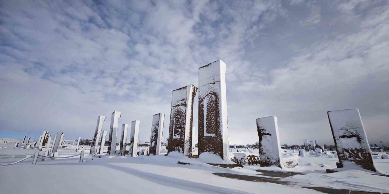 Ahlat’ın tarihi mekanlarından kartpostallık kar manzaraları