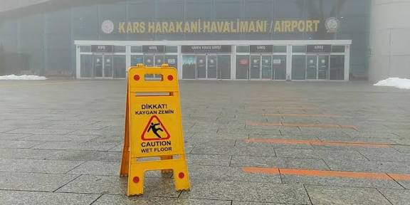 Kars’ta yoğun kar yağışı hava ulaşımını vurdu