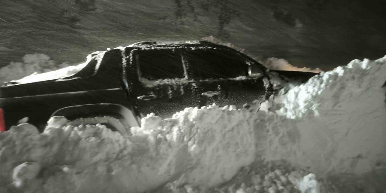 Çığ altında kalan araca 2 saatlik operasyon: Mahsur kalan vatandaşlar kurtarıldı