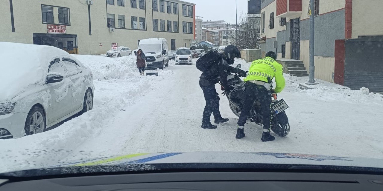 Tipiye rağmen görev başındaki polisler yolda kalanların yardımına koştu