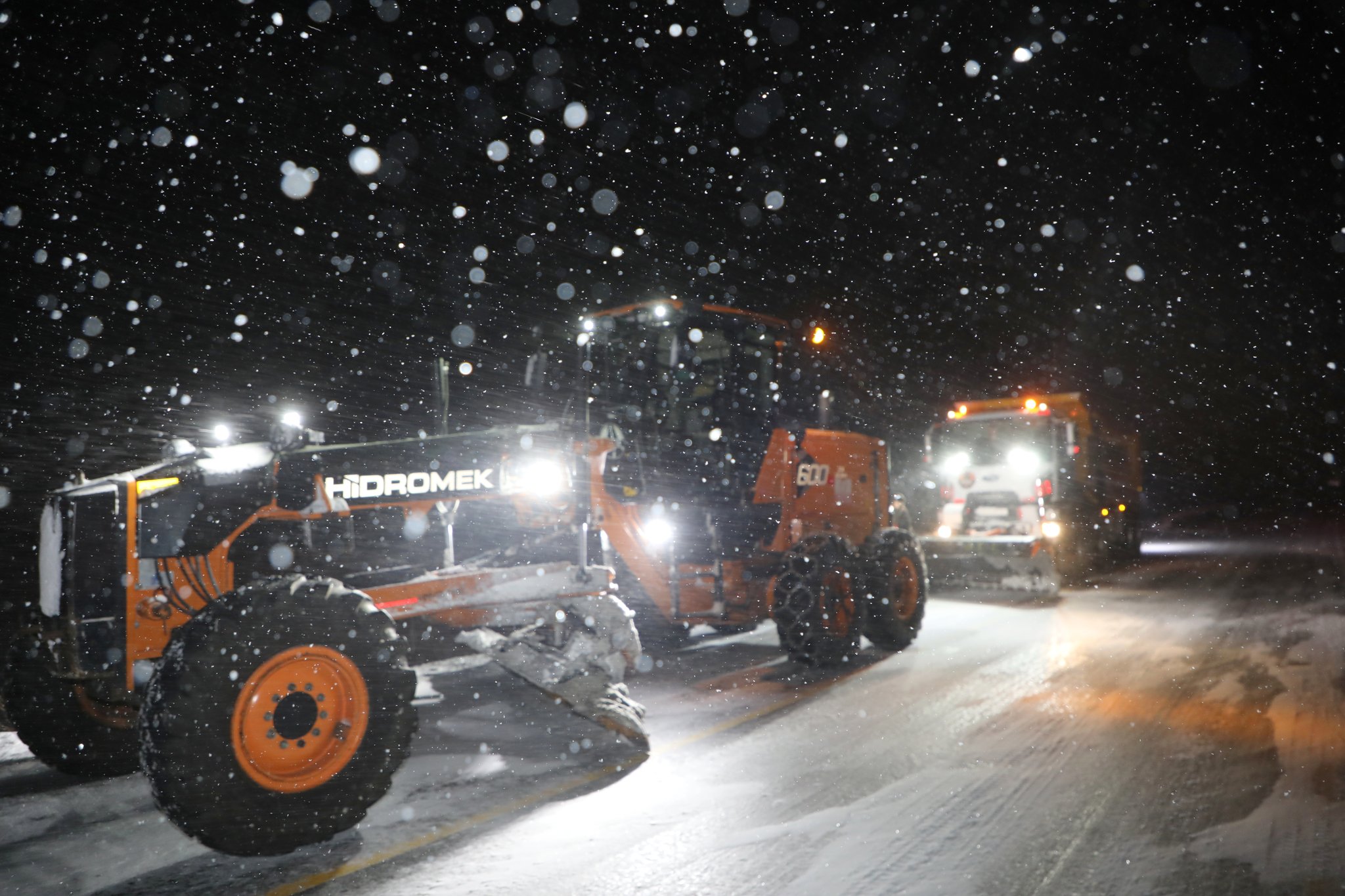 Kars-Ardahan kara yolu kar ve tipi nedeniyle ulaşıma kapatıldı