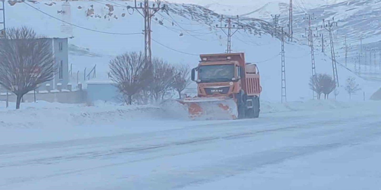 Van’da kar esareti: 594 yerleşim yolu kapandı, eğitime kar engeli