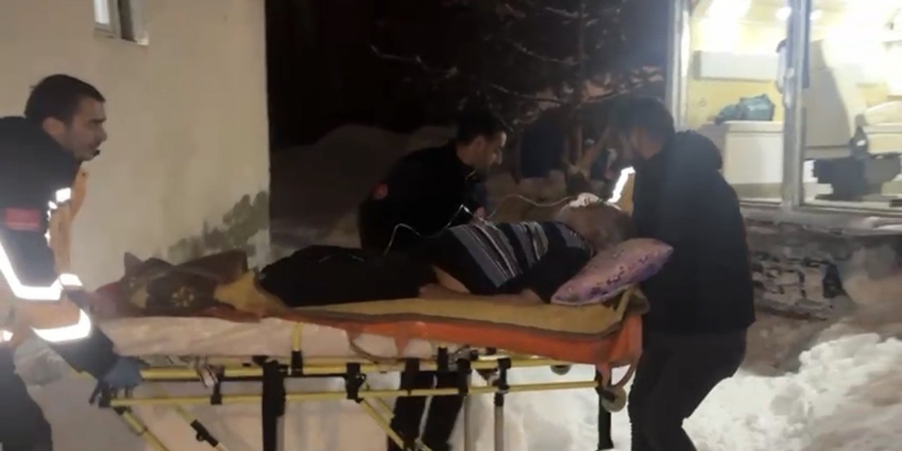 Nefes darlığı yaşayan hasta karla kaplı köyden paletli ambulansla kurtarıldı