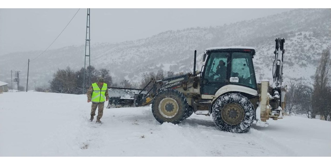 Çemişgezek’te karla kaplı yol açıldı, ekipler hasta inek için seferber oldu