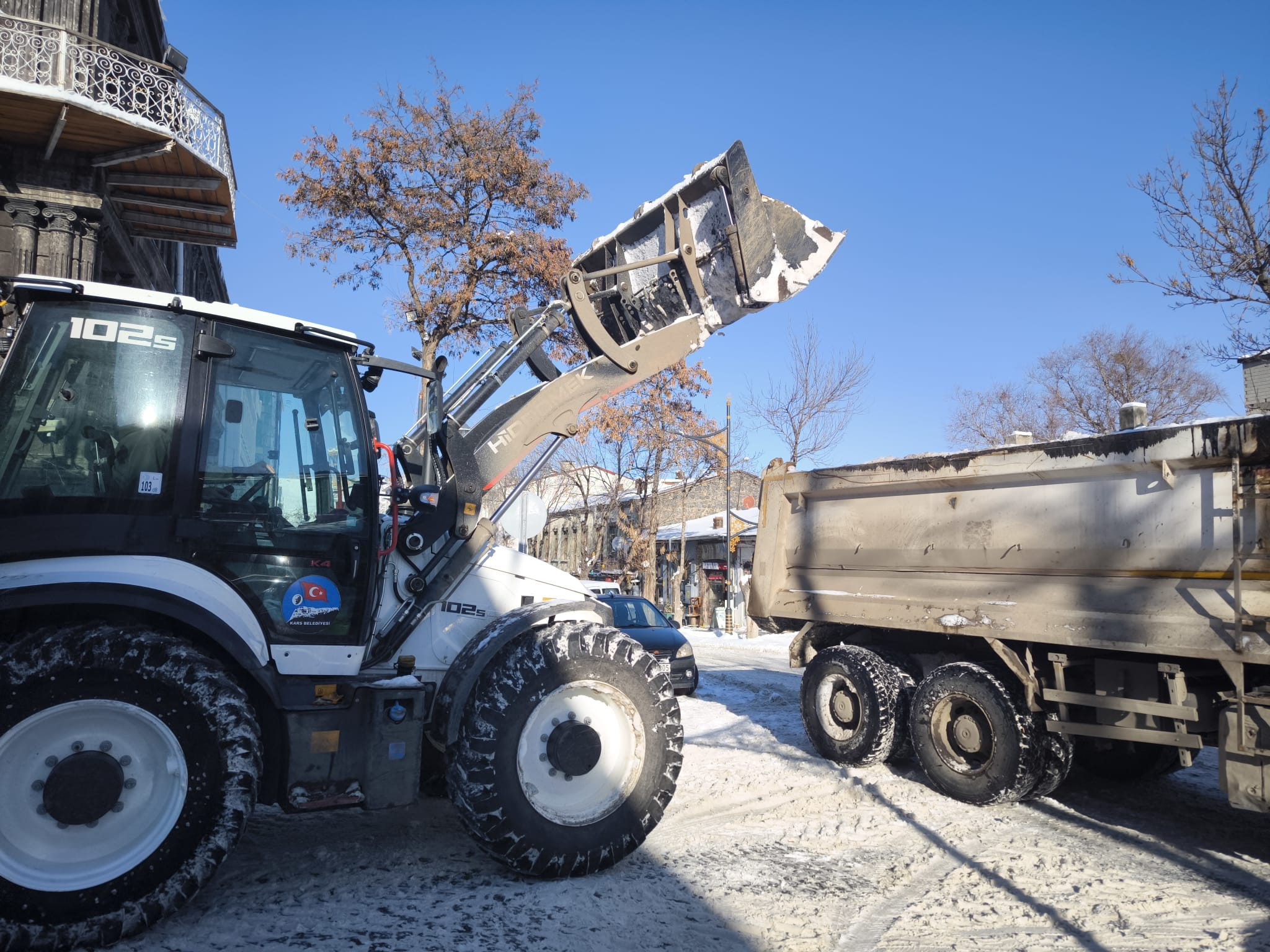 Kars’ta biriken kar yığınları kamyonlarla şehir dışına taşınıyor