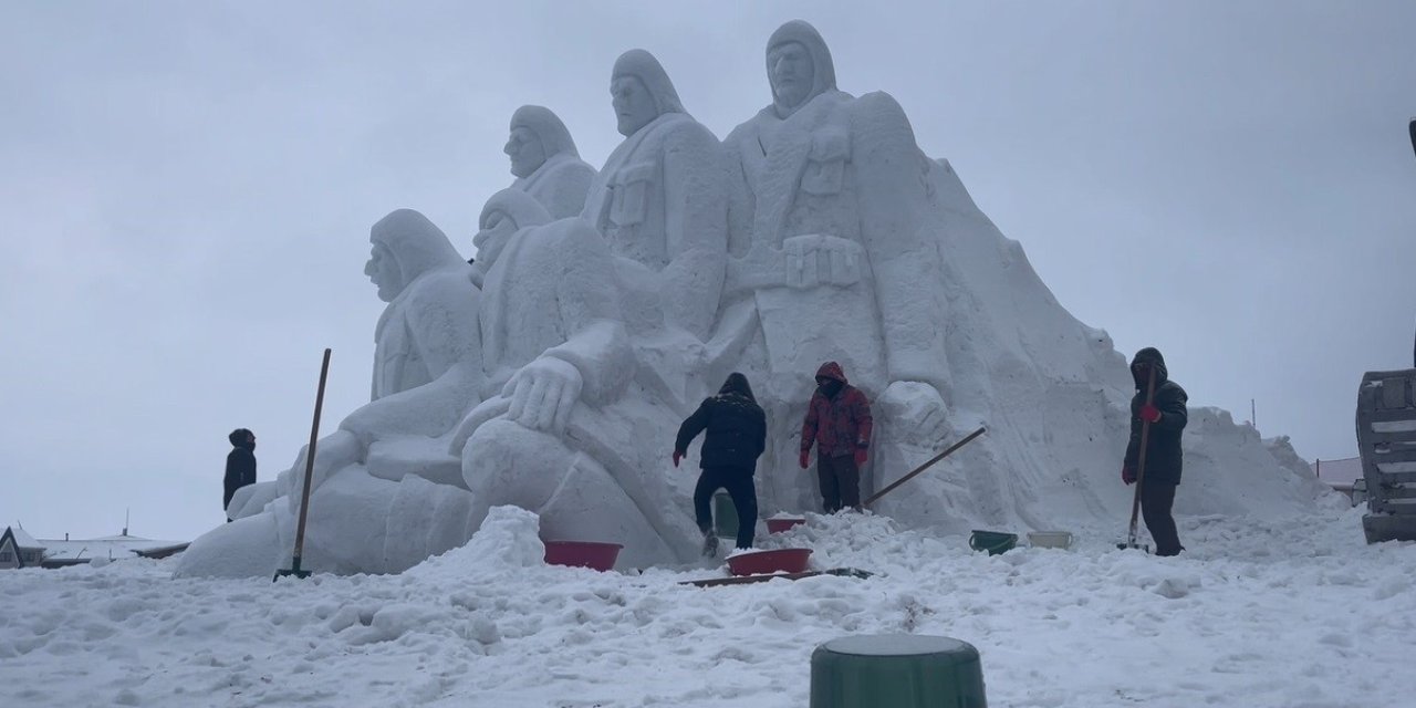 Sarıkamış’ta kardan heykellerin yapımı tamamlandı