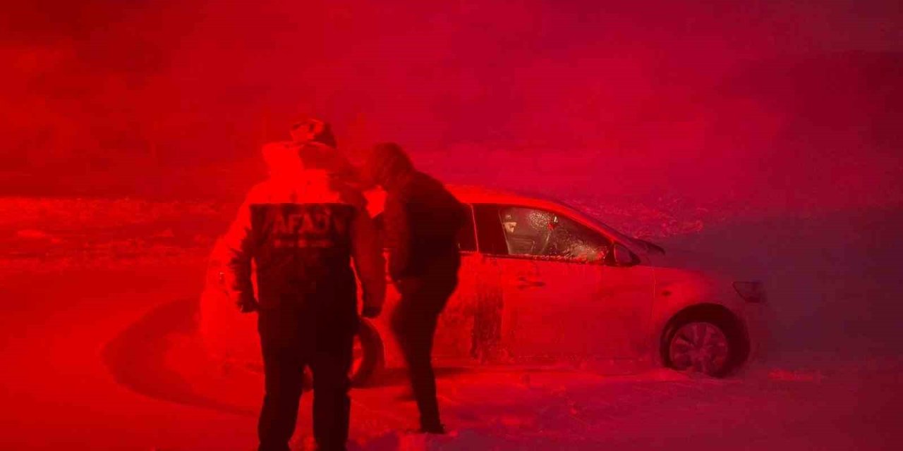 Ağrı’da AFAD ekipleri mahsur kalan vatandaşlara ulaştı