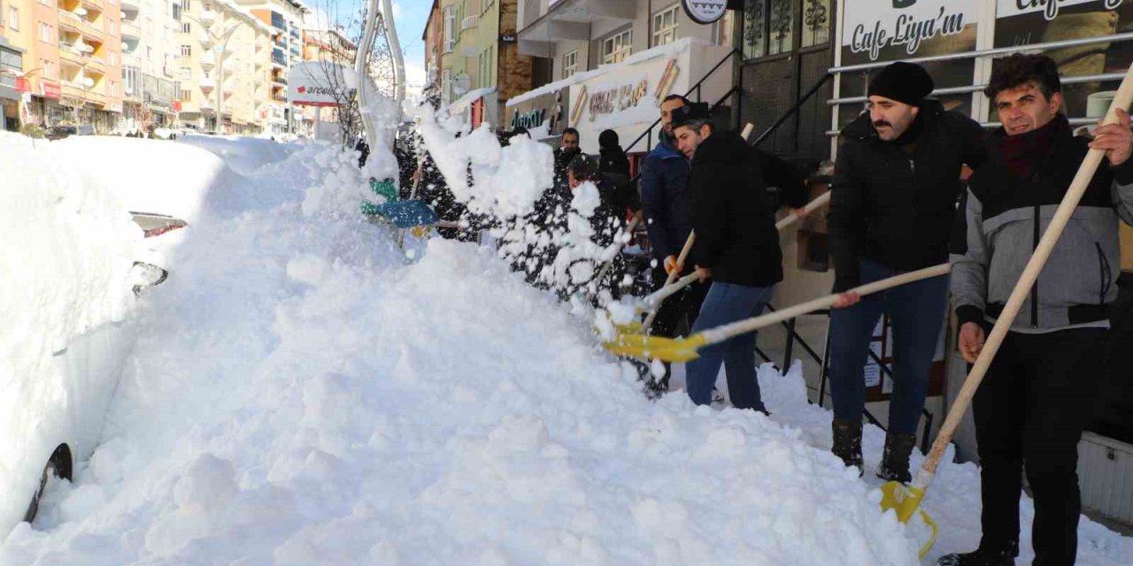 Güvenlik korucularından karla mücadeleye destek