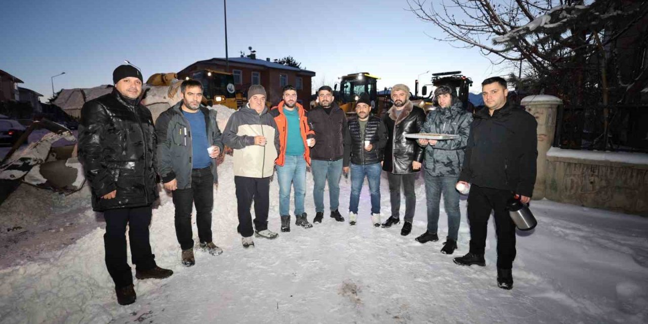 Aziziye’nin karla mücadele timlerine gece yarısı sürprizi