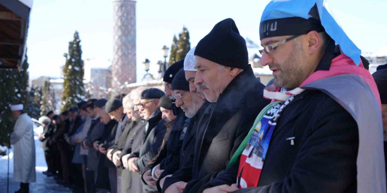 Erzurum’da şehitler için gıyabi cenaze namazı
