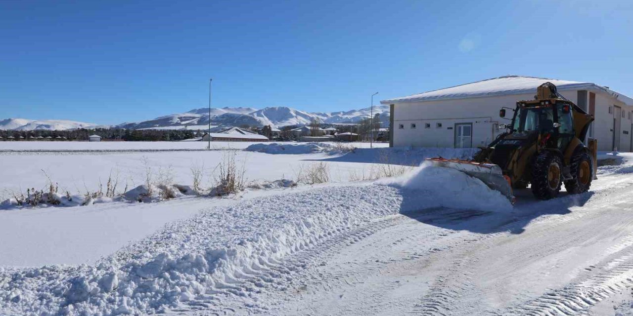 Atatürk Üniversitesi kampüsünde kar temizleme çalışmaları aralıksız sürüyor