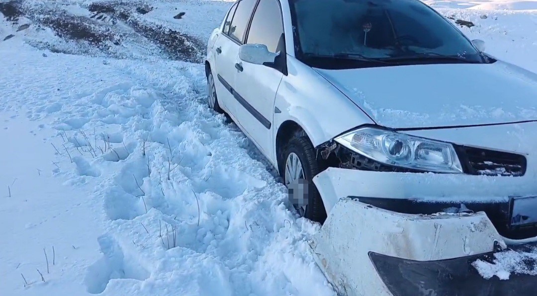Başkale’de otomobil şarampole düştü
