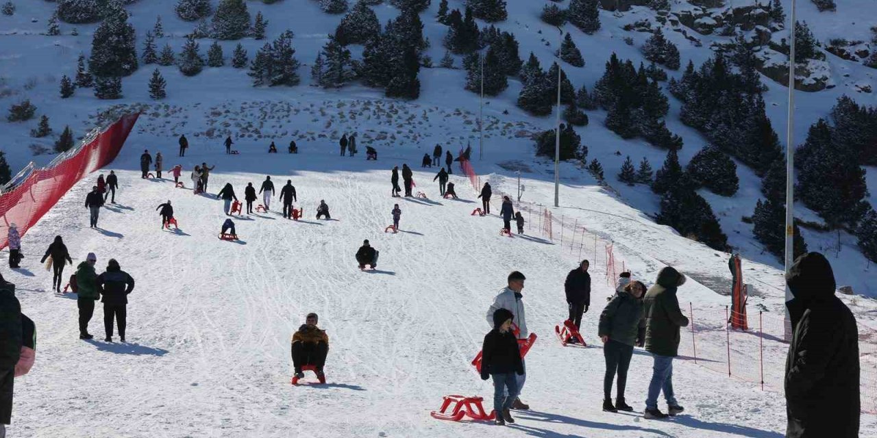 Ergan’da çocukların kızak keyfi