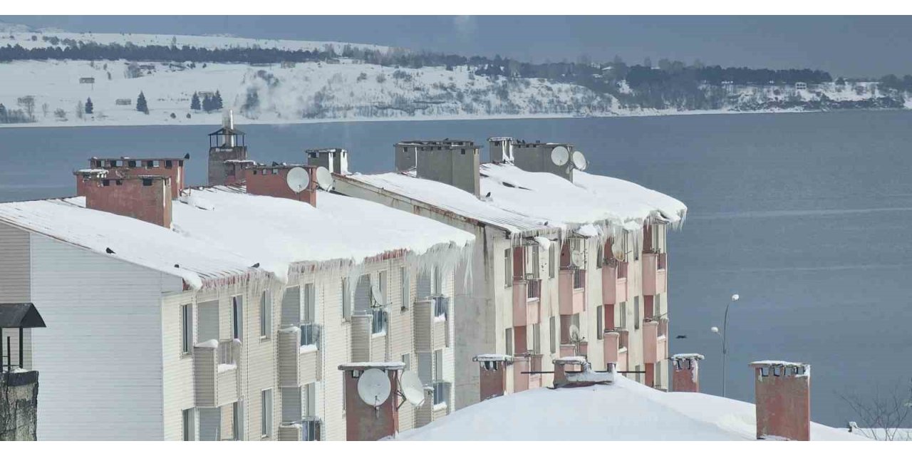 Tatvan’da sibirya soğukları etkili oluyor: Çatılarda metrelerce buz sarkıtları oluştu