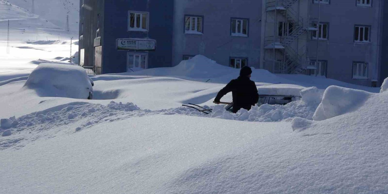 Bitlis’te kar altında kalan araçlar güçlükle bulundu
