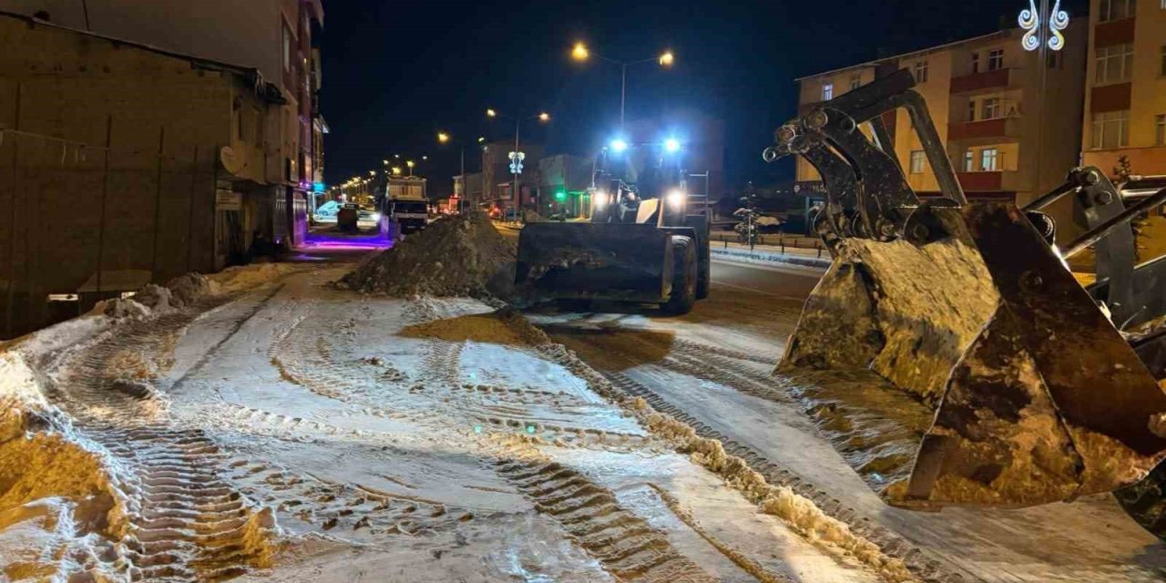 Aşkale’de kar sonrası belediye ekipleri sahadaydı