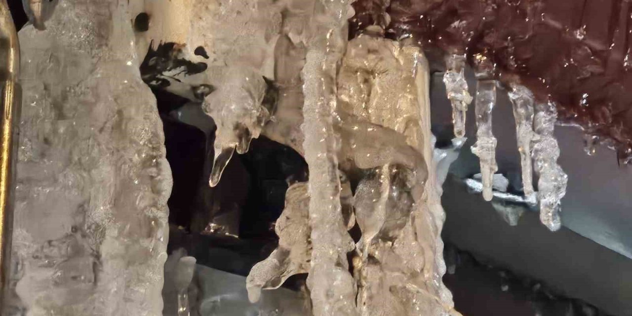 Elazığ’da metrelerce buz sarkıtı oluştu