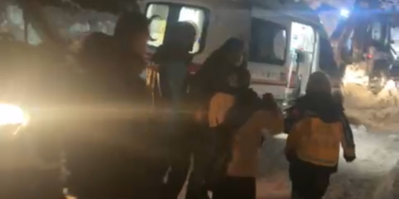 Şemdinli’de 1 metrelik karda hayat mesaisi: Zehirlenen 12 kişi için ekipler seferber oldu