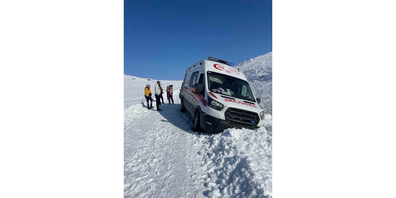 Elazığ’da hasta çocuk greyderle ambulansa ulaştırıldı