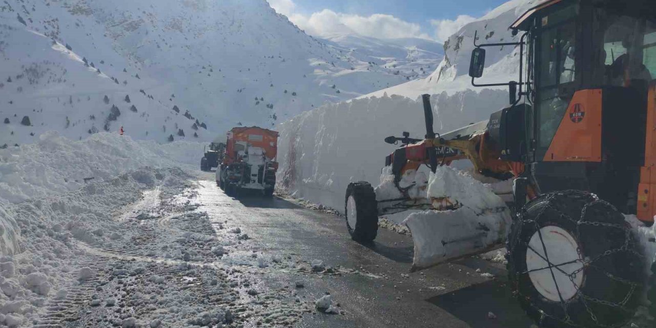 Çığ bölgesinde çalışan greyder şarampole yuvarlandı: Operatör hafif yaralandı