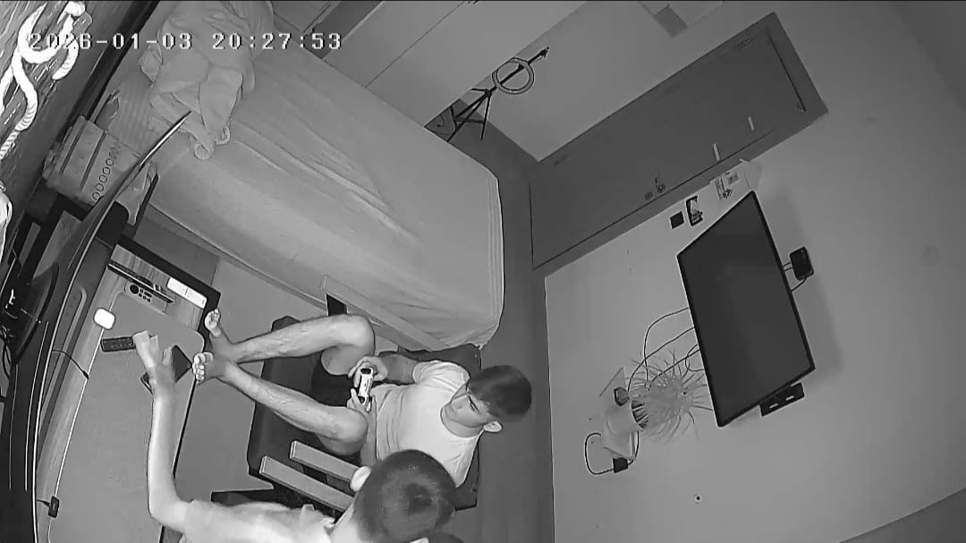 Elazığ’da deprem anı kamerada: Biri panik yaptı, diğeri oyuna devam etti