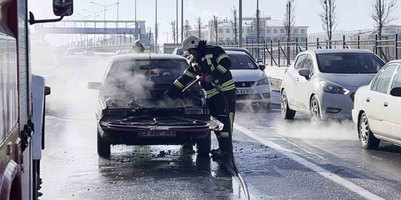 Seyir halindeki otomobil yandı