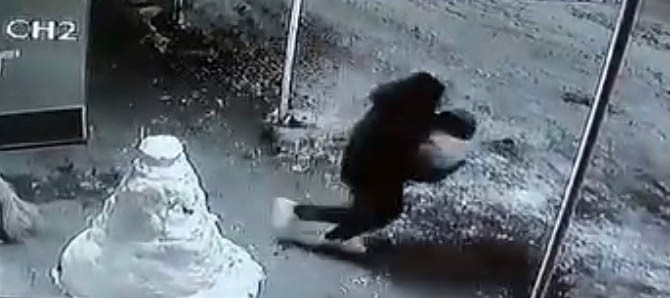 Kardan adamın kafasını çaldılar, o anlar kamerada