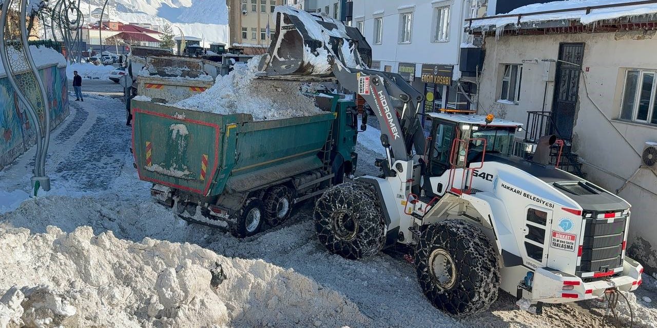 Hakkari’de 20 bin ton kar şehir dışına taşındı