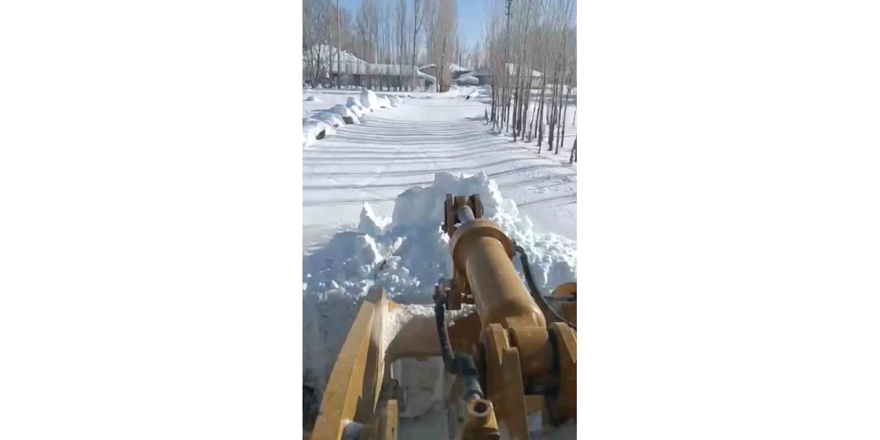 Köy yolları için zorlu mücadele: Kar kalınlığının 2 metreyi aştığı bölgede ekipler aralıksız mesai yapıyor