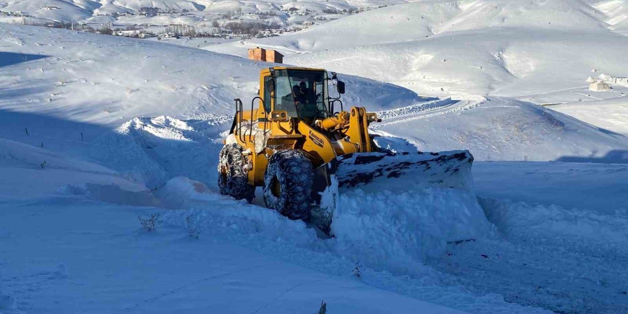 Bingöl’de yoğun kar yağışı sonrası köy yollarında çalışmalar devam ediyor