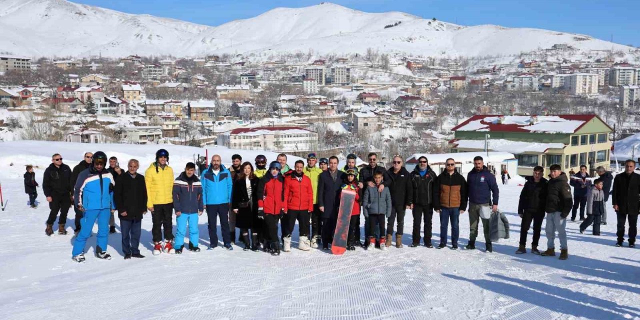 Vali Ahmet Karakaya, kayak il birinciliği müsabakalarında sporcularla buluştu