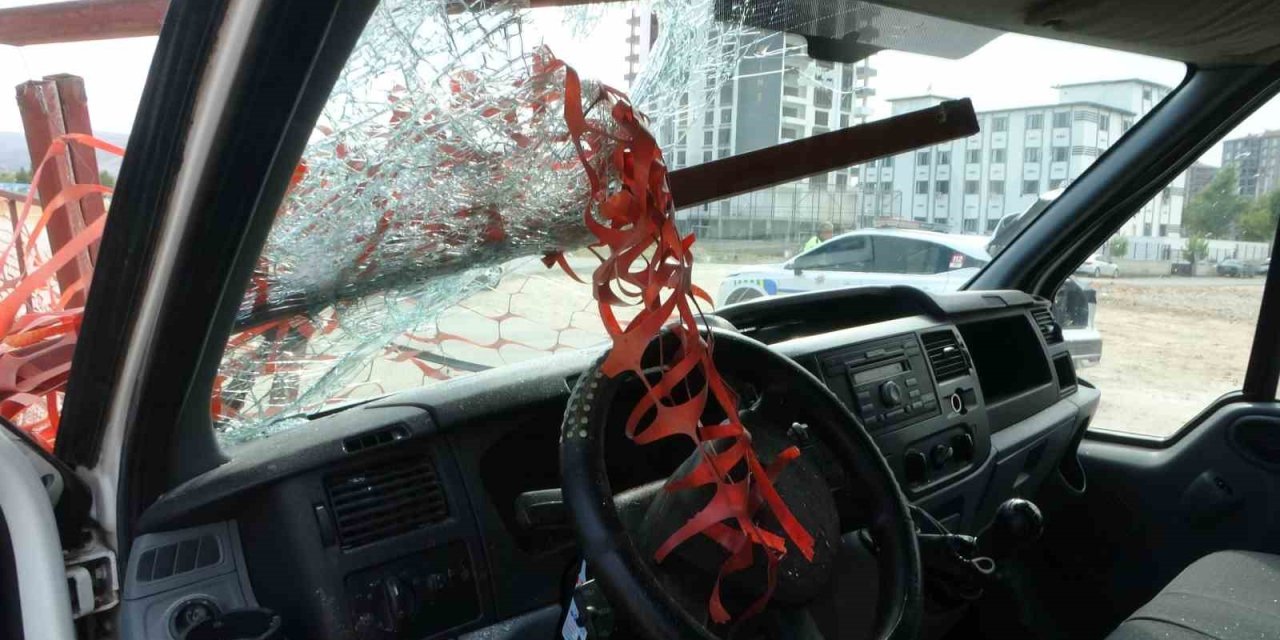 Kazada kafasına demir korkuluk saplanan sürücü kurtarılamadı