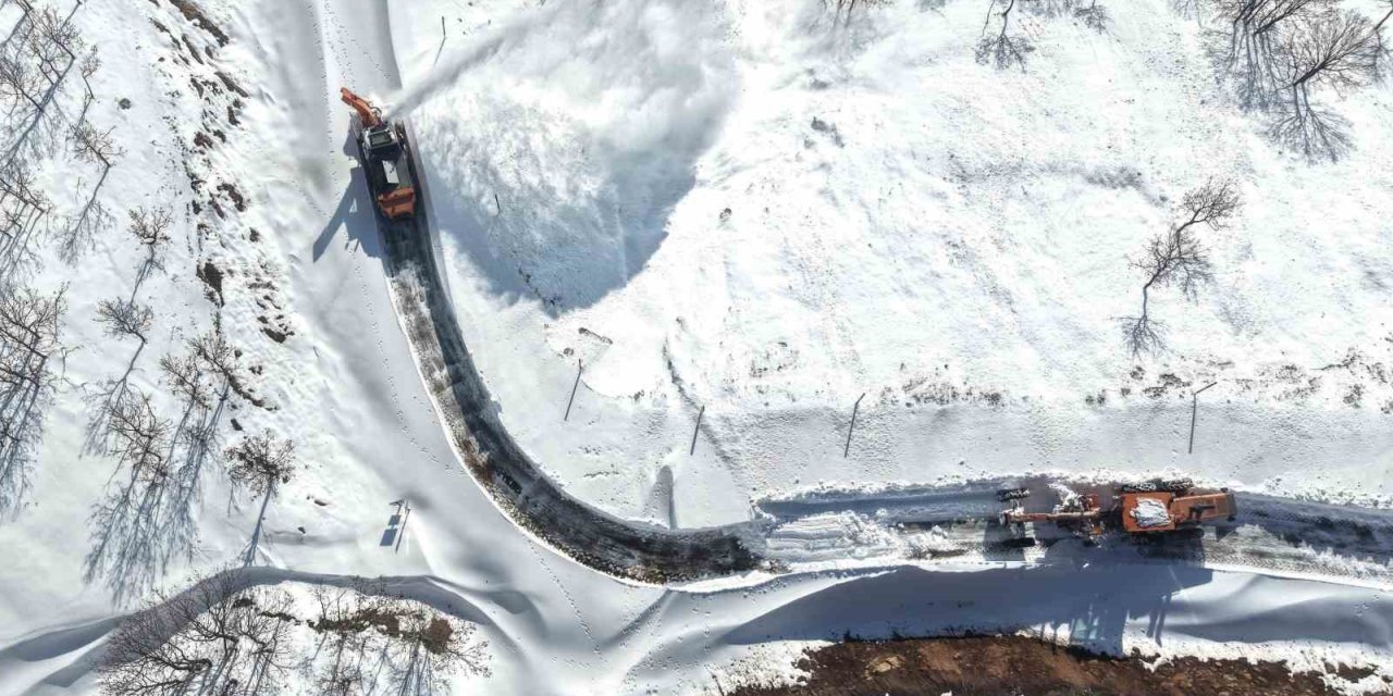 Hasköy-Mutki güvenlik yolunda çığ riskine rağmen karla mücadele sürüyor