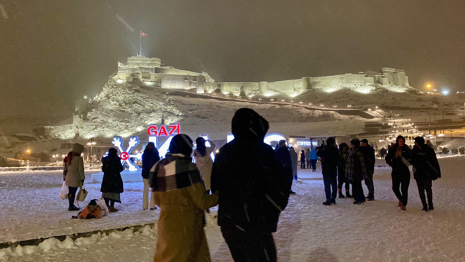 Kars’ta kış gecesi: kalenin gölgesinde ayaz ve kalabalık