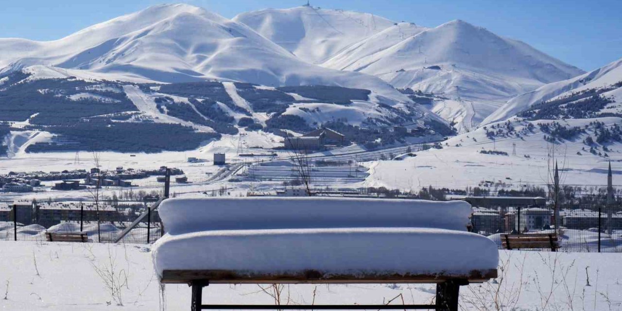 Palandöken’da kar kalınlığı 2 metreyi aştı