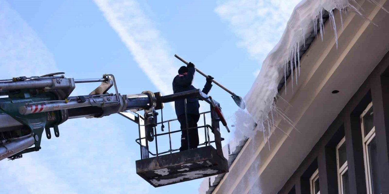 Bingöl’de buz sarkıtları itfaiye ekiplerince temizlendi