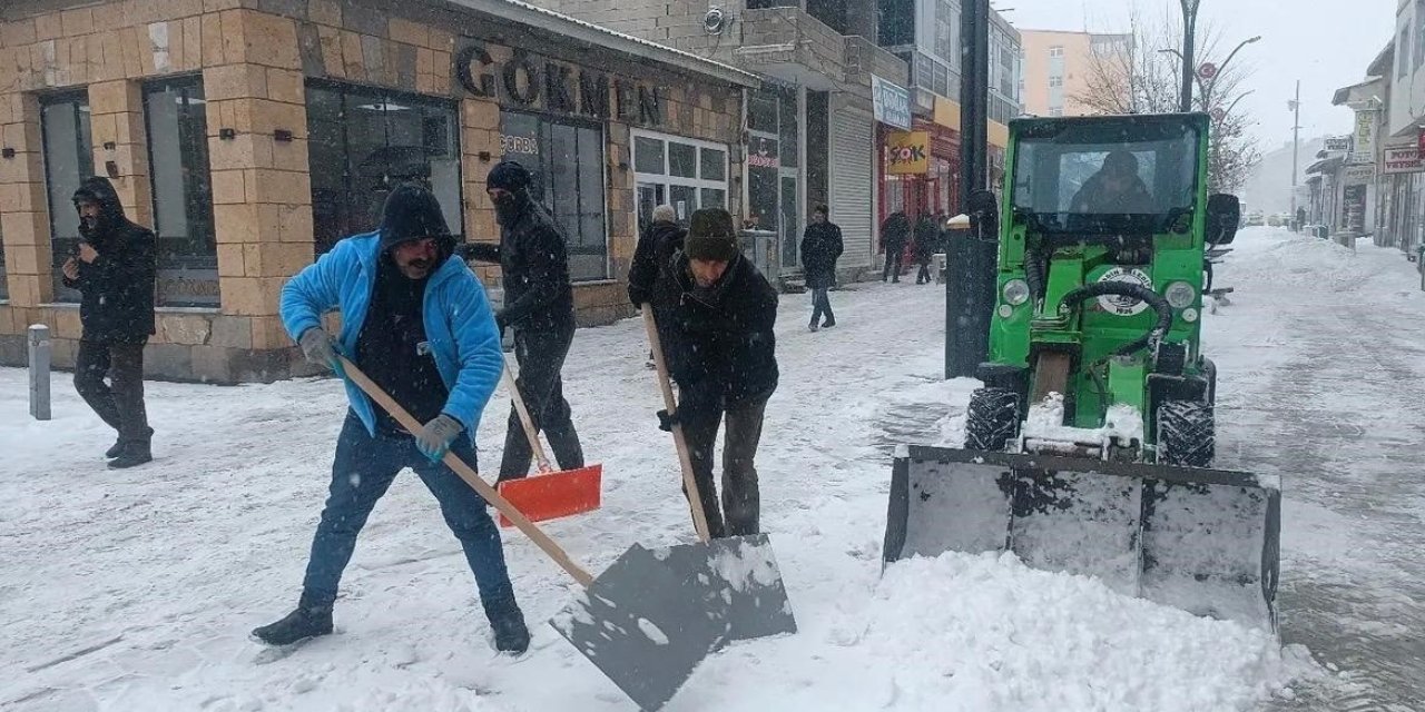 Diyadin’de karla mücadele çalışmaları devam ediyor