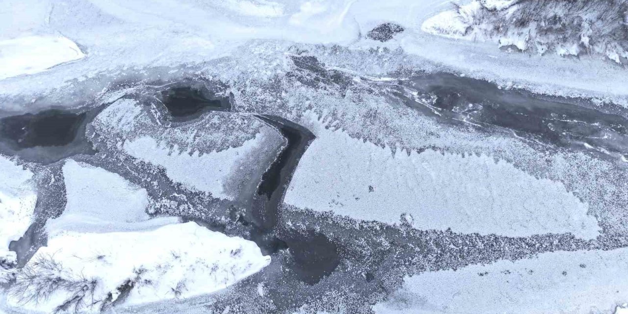Dondurucu soğukların hakim olduğu Muş’ta Karasu Nehri buz tuttu
