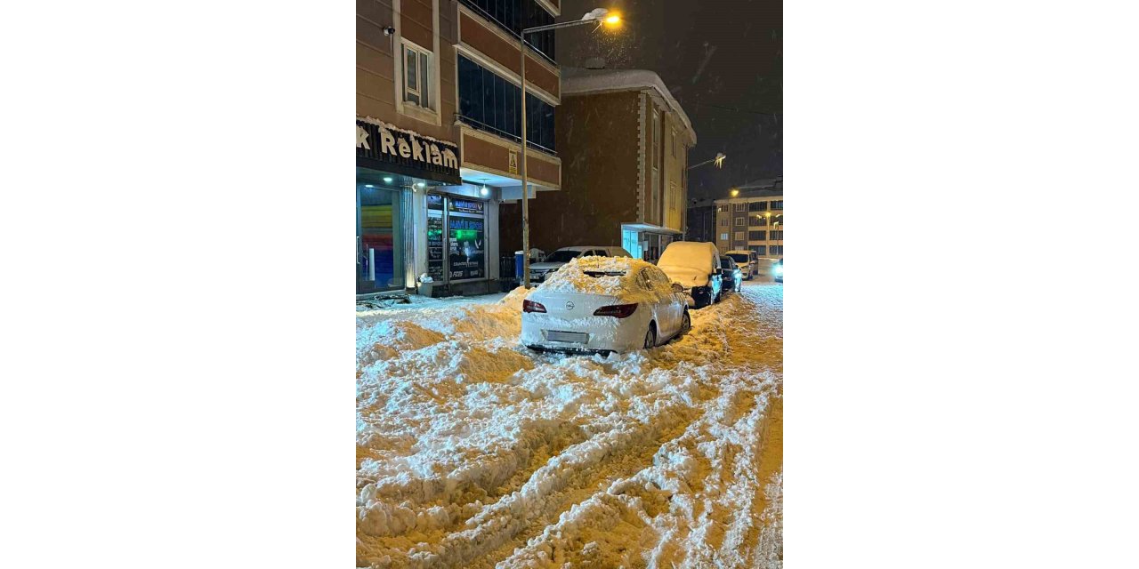 Çatıdan düşen kar kütlesi park halindeki otomobile zarar verdi