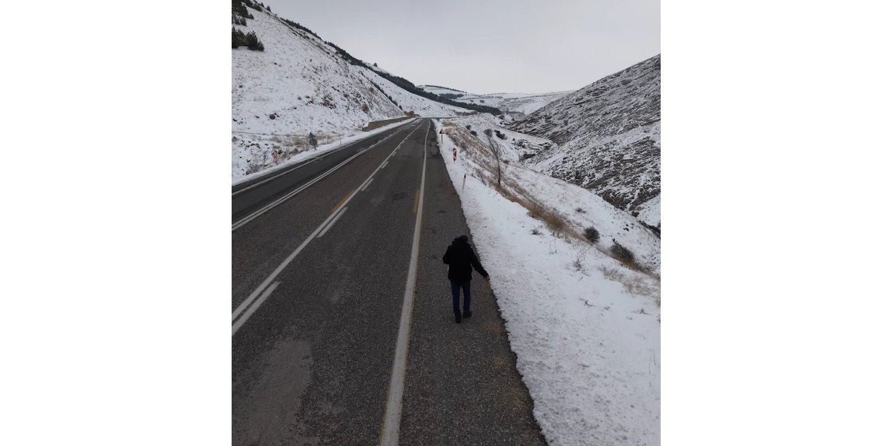 Kuşlar için yol kenarlarına buğday serptiler