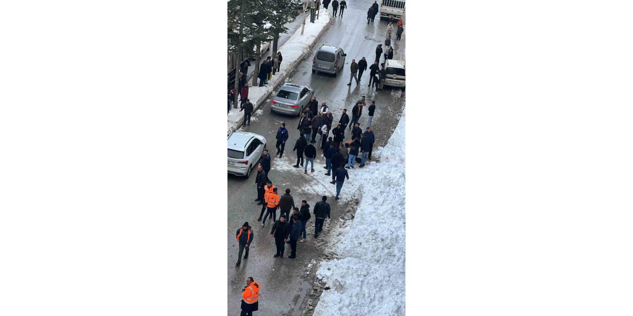 Çatıdan düşen kar kütlesi genç kızın hayatına mal oldu