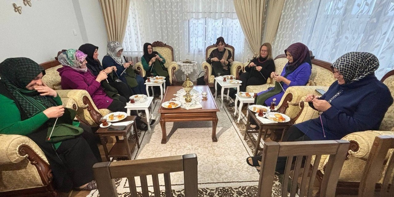 Erzincanlı gönüllü annelerden Mehmetçiğe ilmek ilmek destek