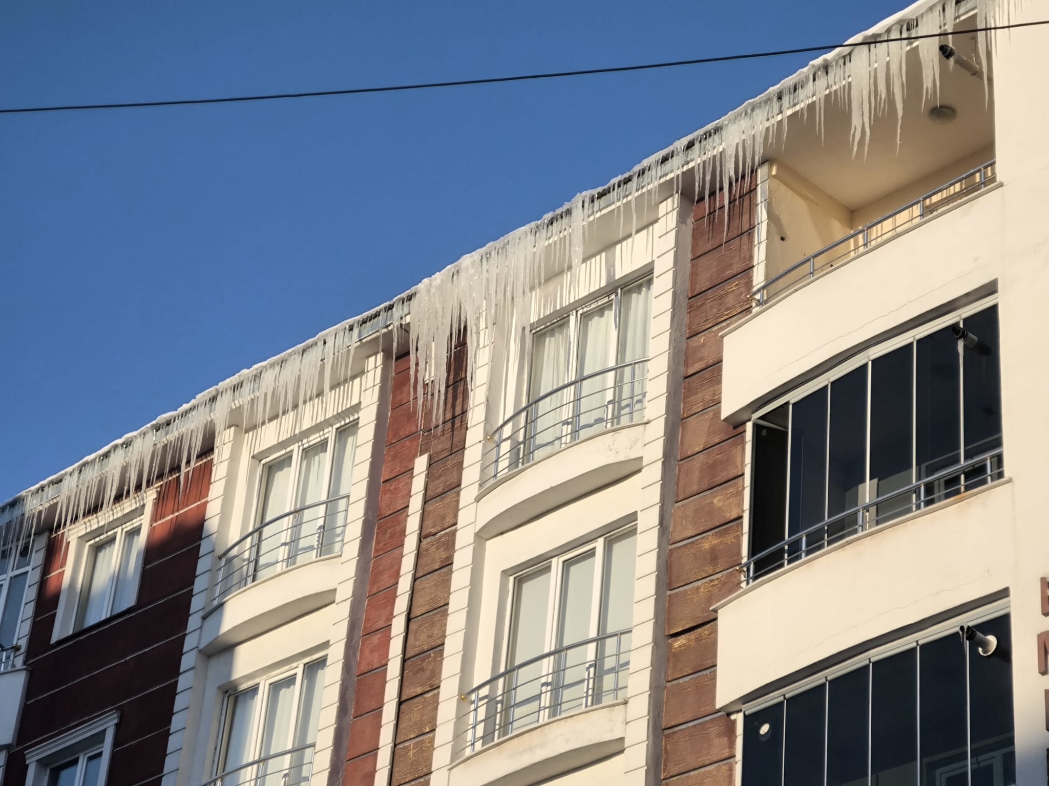 Kars eksi 21’yi gördü, kent buz tuttu