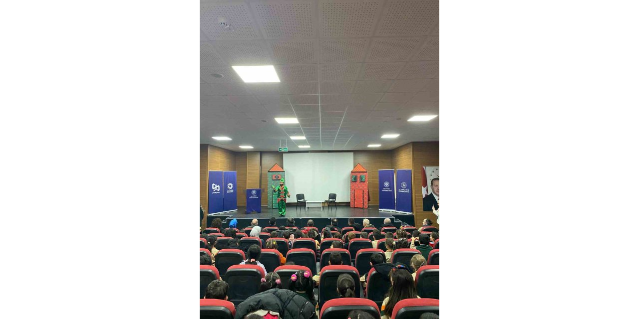 Milli teknoloji hamlesi "Karagöz ve Hacivat" ile tiyatro sahnesinde çocuklarla buluştu